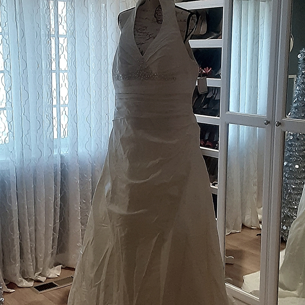 Size 20W Beautifully made Cream Wedding Gown